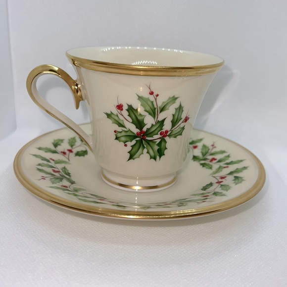 LENOX HOLIDAY FOOTED TEACUP AND SAUCER VINTAGE CHINA HOLLY & BERRIES - Picture 4 of 12